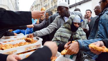 Des viennoiseries sont distribuées devant la Grande mosquée de Paris, après les propos polémiques de Jean-François Copé sur les pains au chocolat, le 26 octobre 2012 [Miguel Medina / AFP/Archives]
