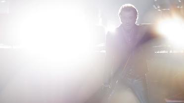 Johnny Hallyday dans la fumée d'une scène de concert, le 27 octobre 2012 à Moscou [Natalia Kolesnikova / AFP/Archives]
