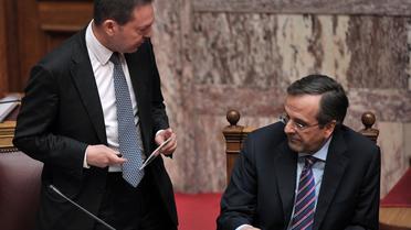 Le Premier ministre grec Antonis Samaras (d) et son ministre des Finances Yannis Stournaras, le 31 octobre 2012 auParlement, à Athènes [Louisa Gouliamaki / AFP/Archives]