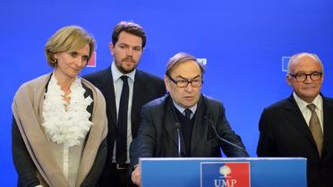 Le président de la commission chargée de valider l'élection à l'UMP, Patrice Gélard (centre), le 19 novembre 2012 à Paris [Eric Feferberg / AFP]
