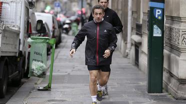 L'ancien président Nicolas Sarkozy court, le 28 novembre 2012 à Paris [Kenzo Tribouillard / AFP/Archives]