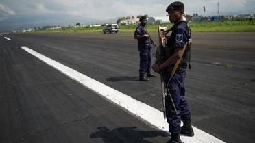 Des policiers sur le tarmac de l'aéroport de Goma, dans l'est de la République démocratique du Congo, le 4 décembre 2012 [Phil Moore / AFP/Archives]