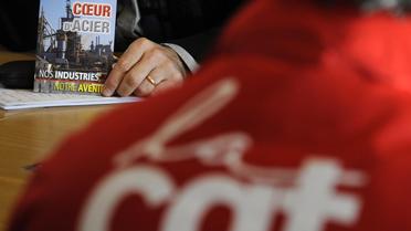 Une personne avec un sigle de CGT dans le dos, lors d'une réunion sur l'avenir du site d'ArcelorMittal à Florange, le 10 décembre 2012 [Jean-Christophe Verhaegen / AFP/Archives]