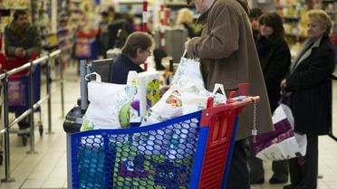 Un homme fait ses courses dans un supermarché [Lionel Bonaventure / AFP/Archives]