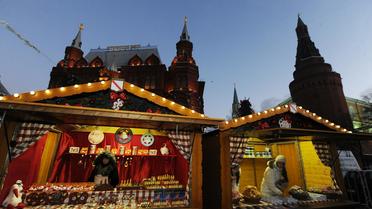 Des échoppes du marché de noël typiquement strasbourgeois dressées devant les murs du Kremlin à Moscou, le 23 décembre 2012 [Andrey Smirnov / AFP]