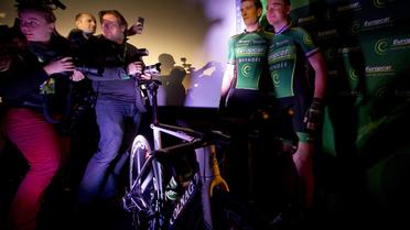 Thomas Voeckler (d) et Pierre Rolland lors de la présentation de l'équipe cycliste Eurocar le 11 janvier 2013 près de Paris [Joel Saget / AFP]