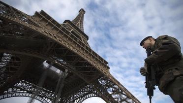 Des soldats patrouillent au pied de la tour Eiffel le 14 janvier 2013 à Paris [Joel Saget / AFP/Archives]