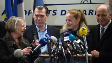 Florence Cassez regarde sa mère, aux côtés de son avocat Frank Berton et de Laurent Fabius, ministre des Affaires étrangères, lors d'une conférence de presse le 24 janvier 2013 à l'aéroport de Roissy