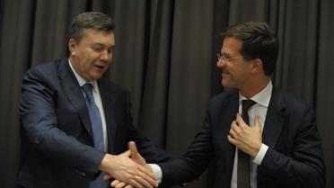 Le président ukrainien Viktor Yanukovych (à gauche) et le Premier ministre néerlandais Mark Rutte (à droite) après la signature de l'accord, le 24 janvier 2013 à Davos [Eric Piermont / AFP]
