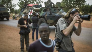 Des photographes de presse le 25 janvier 2013 à Sevaré, au Mali [Fred Dufour / AFP]