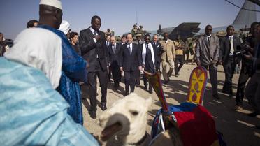 François Hollande (c) arrive à Tombouctou, au Mali, le 2 février 2013 [Fred Dufour / AFP/Archives]