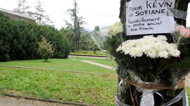 Des fleurs en mémoire de Kevin et Sofiane le 28 septembre 2012, à l'endroit où ils ont été tués, à Echirolles [Jean-Pierre Clatot / AFP/Archives]