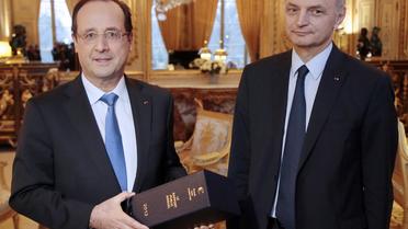 Le président François Hollande reçoit le rapport de la Cour des Comptes de son premier président, Didier Migaud (d), le 11 février 2013 à l'Elysée à Paris [Jacques Demarthon / Pool/AFP]