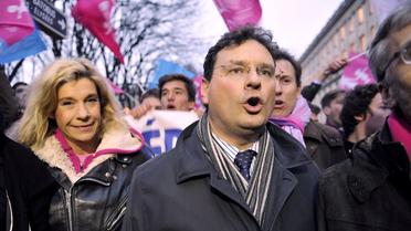 Le député UMP Philippe Gosselin (d) et la comédienne Viriginie Tellene (g) lors d'une manif anti-mariage gay, le 12 février 2013 [Mehdi Fedouach / AFP/Archives]