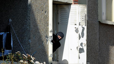 Un policier enquête dans l'appartement où vivait Mohamed Merah, le 23 mars 2012 à Toulouse [Jean-Pierre Muller / AFP/Archives]