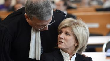 La députée PS Sylvie Andrieux parle avec son avocat Gaetan Di Marino, le 12 mars 2013 au tribunal de Marseille [Anne-Christine Poujoulat / AFP/Archives]