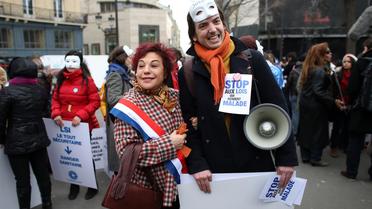 La sénatrice EELV Esther Benbassa, avec un activiste, lors d'une manifestation pour abroger le délit de racolage public, à Pigalle, Paris, le 16 mars 2012 [Thomas Samson / AFP/Archives]