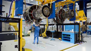 Une ligne d'assemblage de moteurs d'avion dans une usine du groupe Safran, près de Paris, en mars 2013 [Eric Feferberg / AFP/Archives]