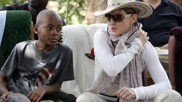 La chanteuse américaine Madonna, et son fils adoptif David Banda, le 2 avril 2013 au Malawi [Amos Gumulira / AFP]