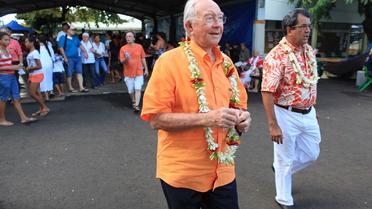 Le sénateur et candidat à la présidence de la Polynésie française Gaston Flosse (C), le 20 avril 2013 à Papeete. [Gregory Boissy / AFP]