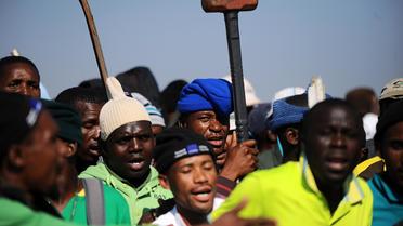 Des mineurs grévistes à Marikana le 15 mai 2013 [ / AFP/Archives]