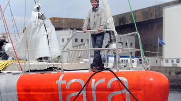 Le capitaine de la goélette océanographique Tara, Loic Valette, pose sur le bateau le 18 mai 2013 à Lorient [Fred Tanneau / AFP]