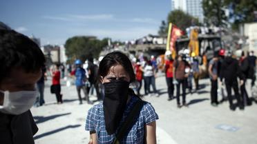 Une manifestante sur la place Taksim à Istanbul, le 11 juin 2013 [Angelos Tzortzinis / AFP]