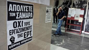 "Virez Samaras, pas les salariés d'ERT"  dit une affiche collée devant le siège de la télévision publique, à Athènes le 14 juin 2013 [Louisa Gouliamaki / AFP]