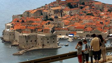 Des touristes contemplent la cité médiévale de Dubrovnik, le 8 juillet 2008 [Stringer / AFP/Archives]
