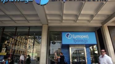 Devant une agence de la banque Emporiki à Athènes [Aris Messinis / AFP/Archives]