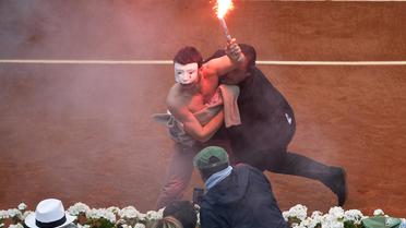 Un militant anti mariage homo fait irruption sur le terrain lors de la finale de Roland-Garros le 9 juin 2013 à Paris [Martin Bureau / AFP/Archives]