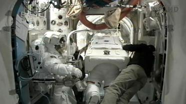 Photo fournie par la Nasa montrant les spationautes à bord de la Station spatiale internationale (ISS), le 5 septembre 2012 [ / NasaTV/AFP/Archives]