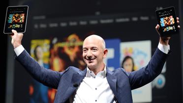 Le patron d'Amazon, Jeff Bezos brandit le Kindle Fire HD Family, le 6 septembre 2012 à Santa Monica [Joe Klamar / AFP/Archives]