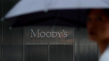 Une personne passe devant les bureaux de Moody's à New York, le 18 septembre 2012 [Emmanuel Dunand / AFP/Archives]