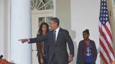 Le président américain Barack Obama avec ses deux filles Malia et Sasha, le 21 novembre 2012 à Washington [Mandel Ngan / AFP/Archives]