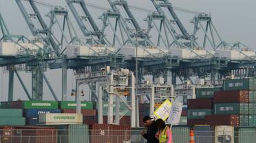 Des dockers en grève sur le port de Los Angeles, le 4 décembre 2012 [Robyn Beck / AFP]