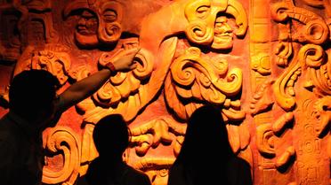 Des étudiants observent des sculptures mayas au musée de l'Identité nationale à Tegucigalpa, le 14 décembre 2012 [Orlando Sierra / AFP]