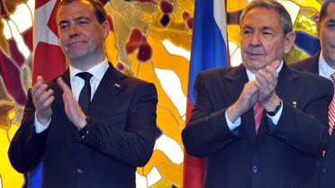 Le Premier ministre russe Dmitri Medvedev et  le président cubain Raul Castro , le 21 février 2013 à La Havane [Ernesto Mastrascusa / Pool/AFP]
