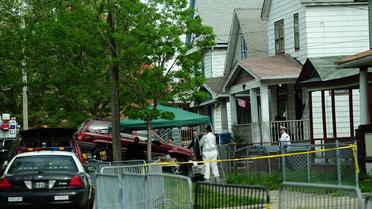 Des experts du FBI autour de la maison où 3 jeunes femmes étaient sequestrées, le 7 mai 2013 à Cleveland dans l'Ohio [Emmanuel Dunand / AFP]