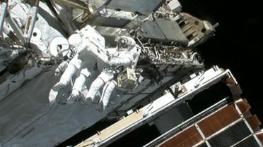Capture d'une vidéo fournie par la Nasa montrant les astronautes Chris Cassidy (D) et Tom Marshburn effectuant des réparations sur l'ISS le 11 mai 2013 [- / Nasa TV/AFP]
