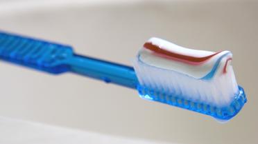 Une brosse à dents et du dentifrice [Saul Loeb / AFP/Archives]