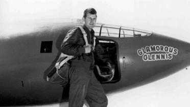 Le Capitaine Chuck Yeager pose devant son avion-fusée, en 1947.