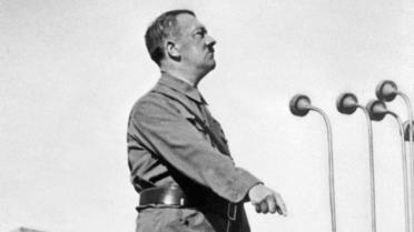 Adolf Hitler s'est suicidé dans son bunker de Berlin, alors assiégée par les troupes soviétiques. 
