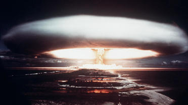 Photographie d'un essai nucléaire français effectué en 1971 dans l'atoll de Moruroa, en Polynésie française.