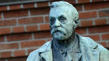 Une statue d'Alfred Nobel.