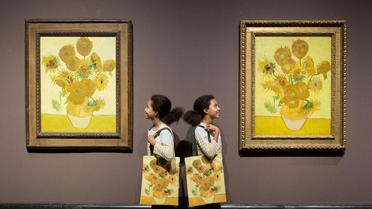 Le tableau de Van Gogh prêté par la National Gallery au Musée national de l'art occidental de Tokyo, ici dans le musée londonien au côté d’un autre tableau de la même série des Tournesols. 