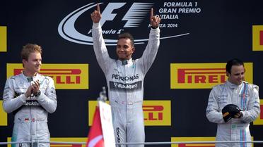 Lewis Hamilton (au centre) a remporté dimanche à Monza sa sixième course de la saison