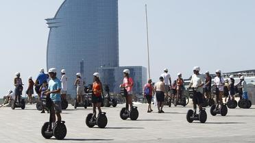 Dans plusieurs villes (ici à Barcelone), le Segway est utilisé pour transporter les groupes de touristes.