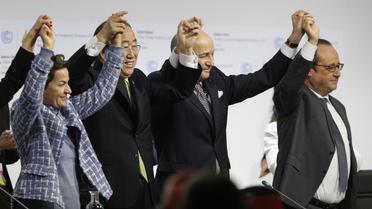 Le 12 décembre 2015, l’Accord de Paris était adopté lors de la COP21 présidé par Laurent Fabius (2e en partant de la droite).