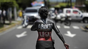Une manifestante salvadorienne pro-avortement